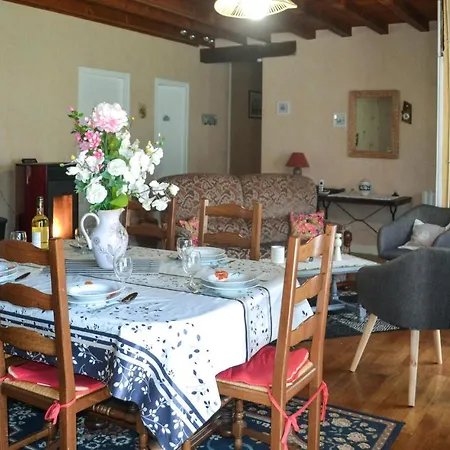 Holiday home Stunning In With Kitchenette Biras