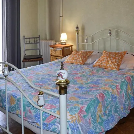 Holiday home Stunning In With Kitchenette Biras