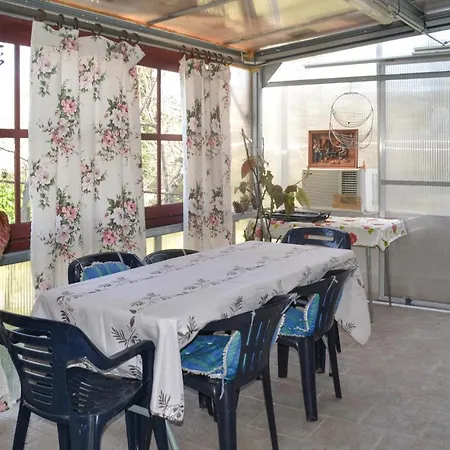 Stunning In With Kitchenette Holiday home Biras